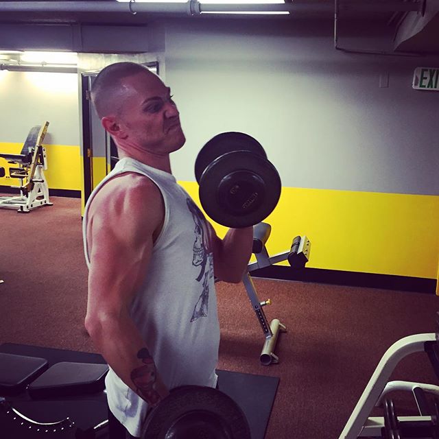 Chris getting some bicep curls. #bootcamp #personaltrainer #gym #denver #colorado #fitness #personaltraining #trainerscott #getinshape #fatloss #loseweight #ripped #toned #arms #armday #bis #biceps #buff #man #men #boy #boys #stud #studs