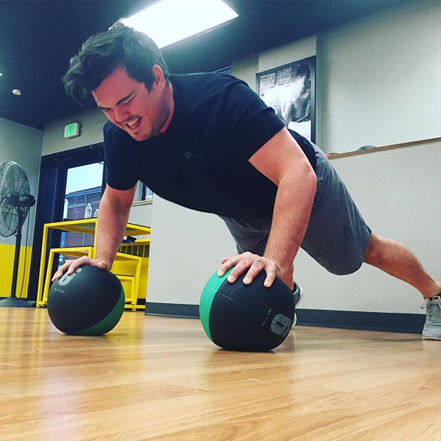 Noah getting some push-ups on the balls. #personaltrainer #gym #denver #colorado #fitness #personaltraining #chestpress #ripped #chestday #chest #bench #benchpress #pecs #tris #triceps #shoulders #delt #workout #femalefit #girls #bodybuilding #bodybuilder #weights #weightlifting #weighttraining #pushups #pectoral #pushups #arms #picoftheday