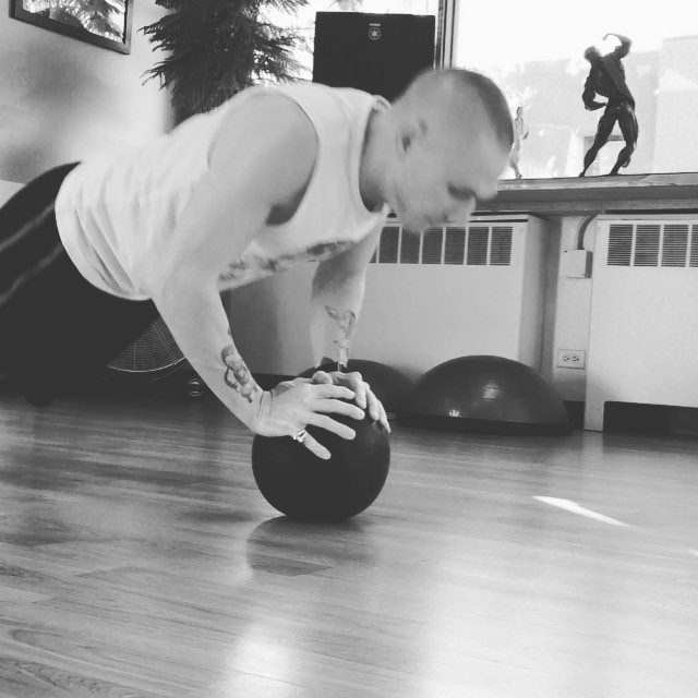 Chris getting his push-ups on. #personaltrainer #gym #denver #colorado #fitness #personaltraining #chestpress #ripped #chestday #chest #bench #benchpress #pecs #tris #triceps #shoulders #delt #workout #femalefit #girls #bodybuilding #bodybuilder #weights #weightlifting #weighttraining #pushups #pectoral #pushups #arms #picoftheday