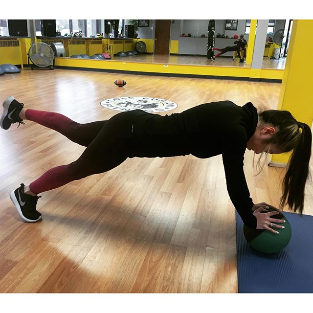 Jariya working glutes and core. #Bootcamp #personaltrainer #gym #denver #colorado #fitness #personaltraining #trainerscott #bodybuilder #bodybuilding #deadlifts #deadlift #glutes #quads #hamstrings #hamstring #hammies #squats #squat #lunges #legs #legday #weightlifting #weighttraining #men #buff #strong #core #butt