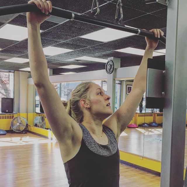 Liz getting ready for her last set of lat pulldowns at group personal training this morning. #Bootcamp #personaltrainer #gym #denver #colorado #fitness #personaltraining #trainerscott #bodybuilder #bodybuilding #deadlifts #deadlift #glutes #quads #hamstrings #hamstring #hammies #squats #squat #lunges #legs #legday #weightlifting #weighttraining #men #buff #strong #babe #lats