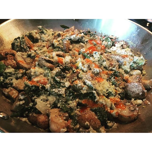 I'm loving omelettes lately. This one has spinach, mushrooms, jalapeños, tomatoes, garlic, two eggs, and some egg whites. Oh and some Parmesan cheese and cholula.  #breakfast #egg #eggs #protein #lean #diet #brunch #mealprep #food #foodie #foodporn #foodphotography #foodpics #foodpic #yum #yummy #delicious #superfood #spinach #veggies #muscle #muscles #personaltrainer #personaltraining #fitness #fit #health #healthy #nutrition #dinner