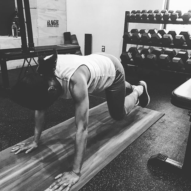 Working the core #personaltrainer #gym #denver #colorado #fitness #personaltraining #ripped #bodybuilder #bodybuilding #deadlifts #muscles #core #quads #girl #woman #fit #squats #squat #lunges #legs #legday #weightlifting #weighttraining #men #sweat #women #cardio #strong #toned