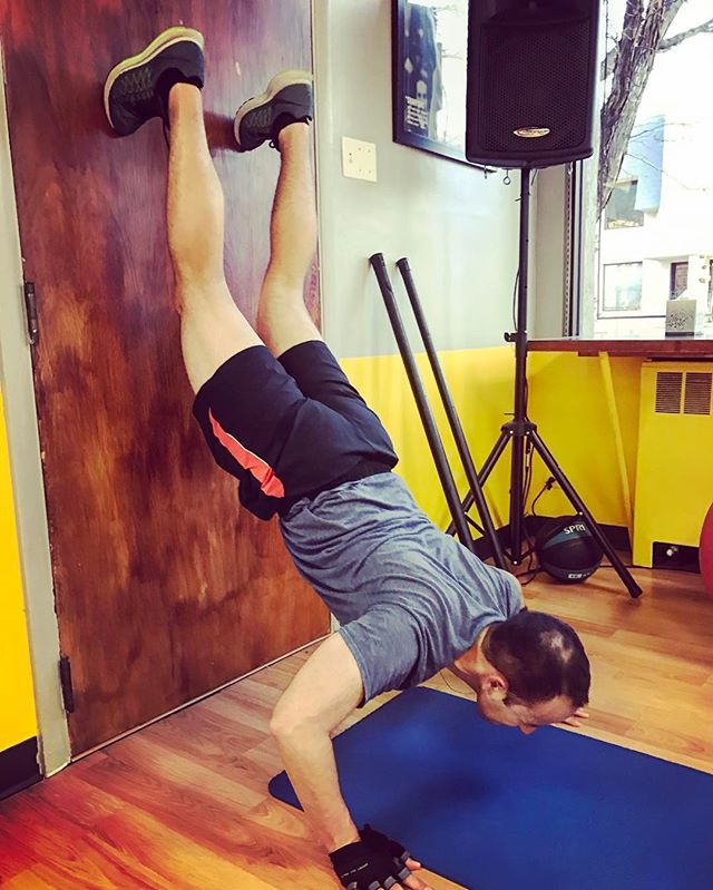 Handstand push-ups #bootcamp #personaltrainer #gym #denver #colorado #fitness #personaltraining #trainerscott #getinshape #fatloss #loseweight #ripped #toned #chestpress #benchpress #chest #bench #chestday #pecs #arms #arm #armday #pushups #fitbabe #triceps #biceps #babe #strong #fitnessmodel