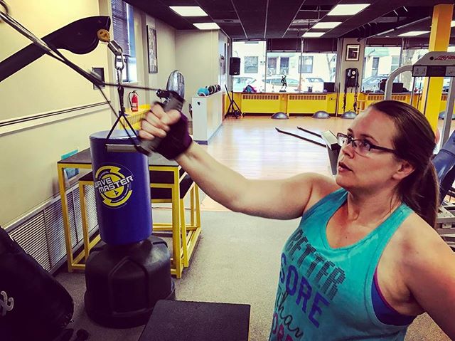 Eileen rowing some serious weight at group personal training #bootcamp #personaltrainer #gym #denver #colorado #fitness #personaltraining #trainerscott #getinshape #fatloss #loseweight #ripped #toned #chestpress #benchpress #chest #bench #chestday #pecs #arms #arm #armday #pushups #fitbabe #triceps #biceps #babe #strong #fitnessmodel