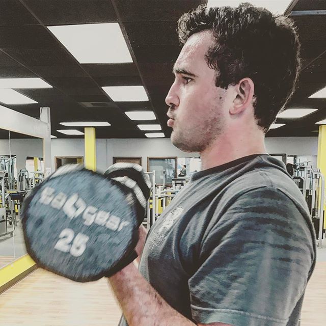 Curls are so cool right now 😎 #bootcamp #personaltrainer #gym #denver #colorado #fitness #personaltraining #trainerscott #getinshape #fatloss #loseweight #ripped #toned #chestpress #benchpress #chest #bench #chestday #pecs #arms #arm #armday #pushups #fitbabe #triceps #biceps #babe #strong #fitnessmodel