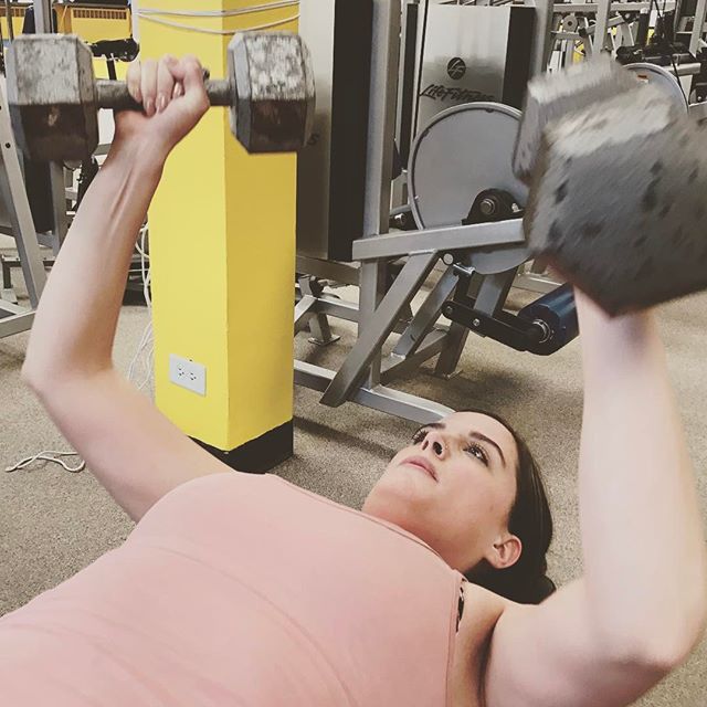 Ariel chest pressing at group personal training #bootcamp #personaltrainer #gym #denver #colorado #fitness #personaltraining #trainerscott #getinshape #fatloss #loseweight #ripped #toned #chestpress #benchpress #chest #bench #chestday #pecs #arms #arm #armday #pushups #fitbabe #triceps #biceps #babe #strong #fitnessmodel