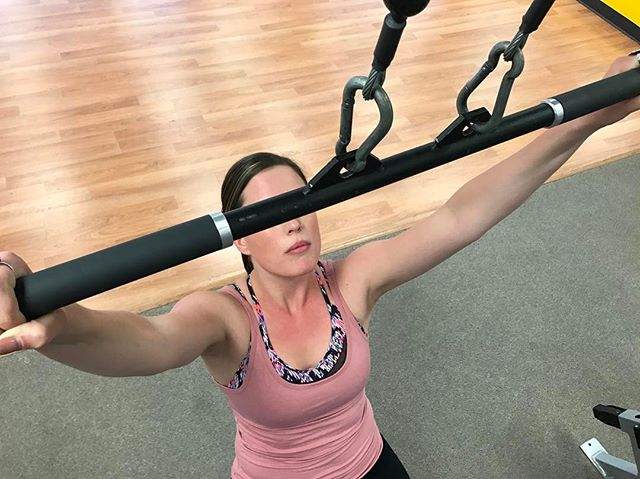 Who is this mysterious woman doing lat pulldowns tonight at the gym?  #bootcamp #personaltrainer #gym #denver #colorado #fitness #personaltraining #trainerscott #getinshape #fatloss #loseweight #ripped #toned #chestpress #benchpress #chest #bench #chestday #pecs #arms #arm #armday #pushups #fitbabe #triceps #biceps #babe #strong #fitnessmodel