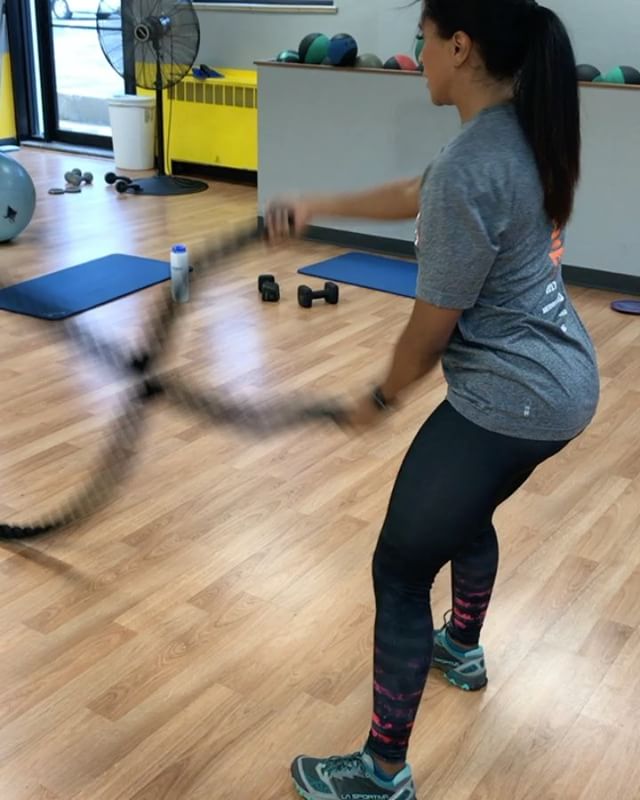 Working the ropes during a personal training session @geimirenee #bootcamp #personaltrainer #gym #denver #colorado #fitness #personaltraining #trainerscott #getinshape #fatloss #loseweight #ripped #toned #chestpress #benchpress #chest #bench #chestday #pecs #arms #arm #armday #pushups #fitbabe #triceps #biceps #babe #strong #fitnessmodel