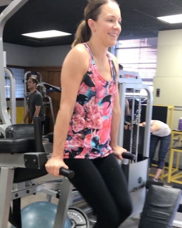 Are knee-ups fun?  Look at that face, there's your answer #personaltrainer #gym #denver #colorado #fitness #personaltraining #fun #bodybuilder #bodybuilding #deadlifts #life #running #quads #girl #woman #fit #squats #squat #lunges #legs #legday #weightlifting #weighttraining #men #sweat #women #cardio #strong #girls