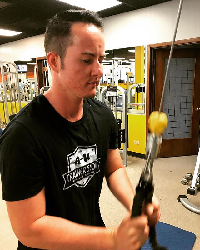 Alex getting some tricep extensions at group personal training #bootcamp #personaltrainer #gym #denver #colorado #fitness #personaltraining #trainerscott #getinshape #fatloss #loseweight #ripped #toned #chestpress #benchpress #chest #bench #chestday #pecs #arms #arm #armday #pushups #fitbabe #triceps #biceps #babe #strong #fitnessmodel
