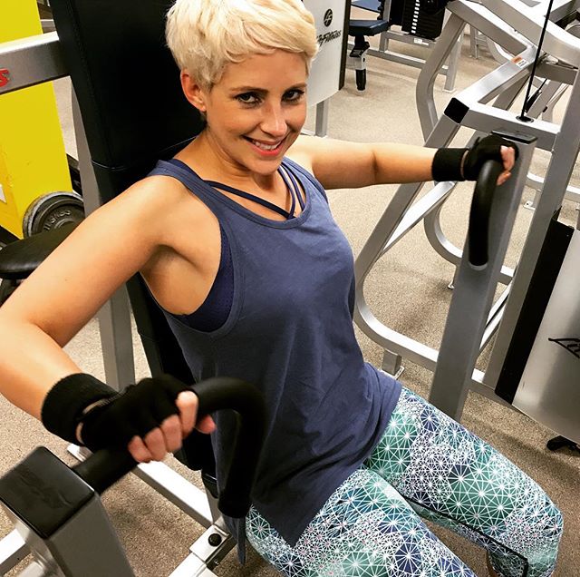 Shelley on the chest press tonight at Group personal training #bootcamp #personaltrainer #gym #denver #colorado #fitness #personaltraining #trainerscott #getinshape #fatloss #loseweight #ripped #toned #chestpress #benchpress #chest #bench #chestday #pecs #arms #arm #armday #pushups #fitbabe #triceps #biceps #babe #strong #fitnessmodel