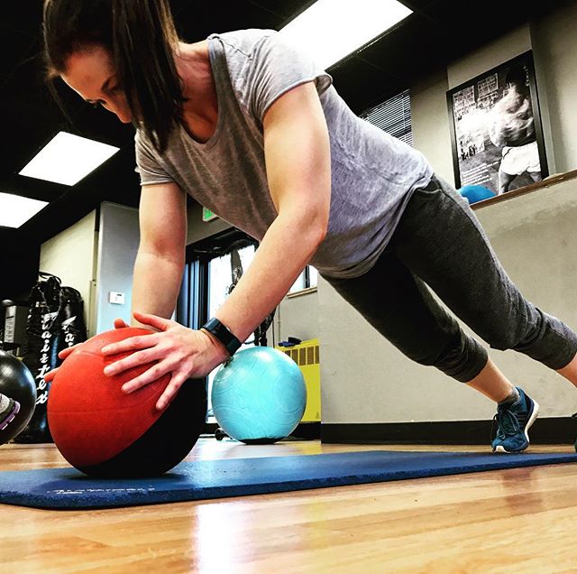 Push-ups on the ball like a champ #bootcamp #personaltrainer #gym #denver #colorado #fitness #personaltraining #trainerscott #getinshape #fatloss #loseweight #ripped #toned #chestpress #benchpress #chest #bench #chestday #pecs #arms #arm #armday #pushups #fitbabe #triceps #biceps #babe #strong #fitnessmodel